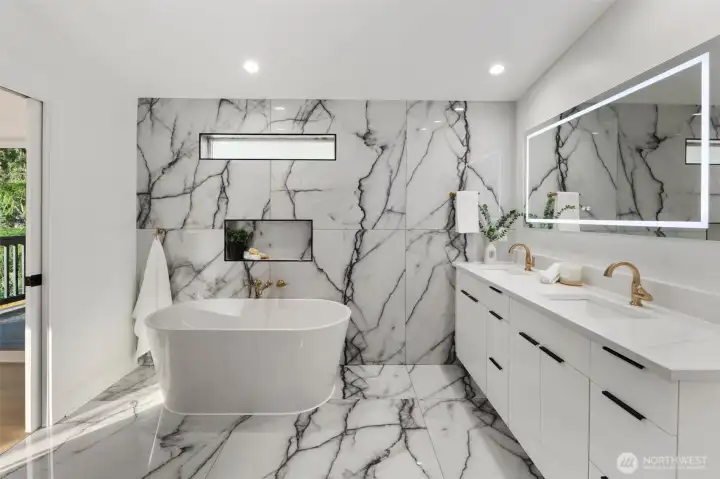 Owner's suite bath