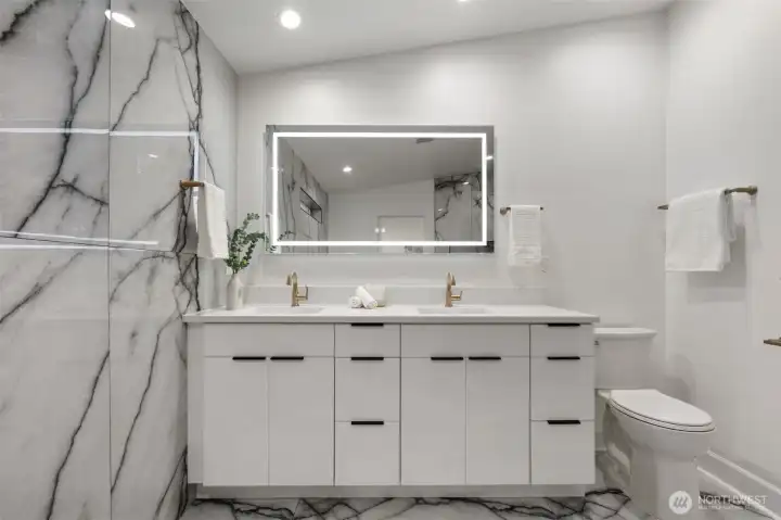 Owner's suite bath