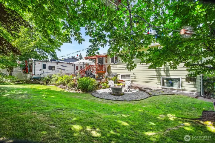 Fire pit with gravel surround with ornate stepping stones / Patio paver walkway