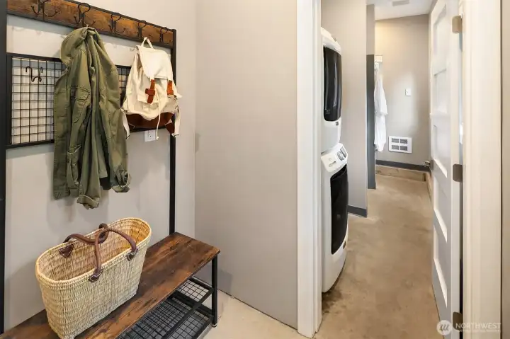 Entrance to garage is a separte w/d and 3/4 bath -- perfect for after working or playing in the Valley,