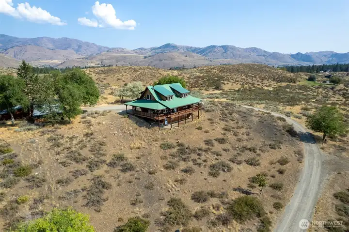 A lovely, private and quiet setting, yet just minutes away from both Winthrop, Twisp and trialheads!