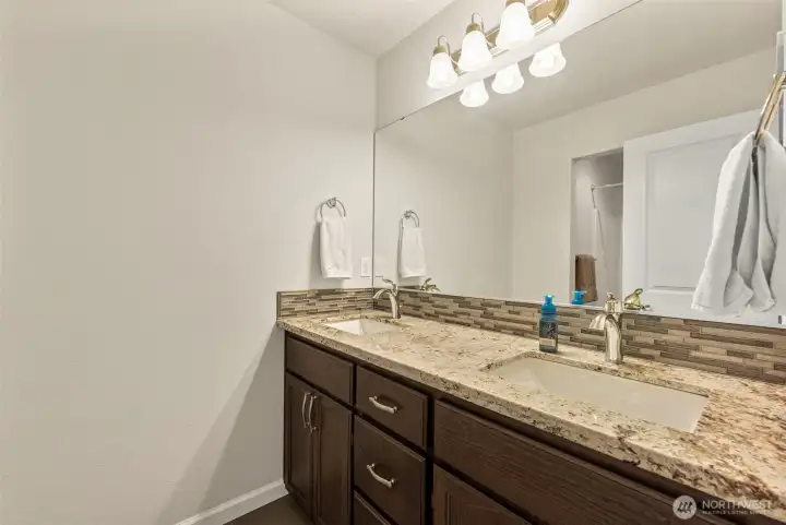 Full bathroom in the upstairs hallway.