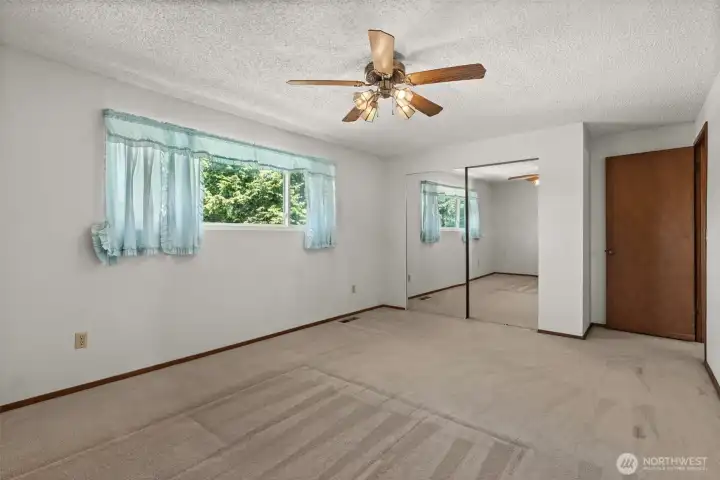 Bedroom #1 - Cozy with mirrored closet.