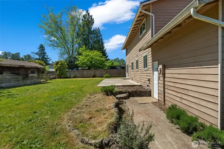 Walk-around path between front and back.