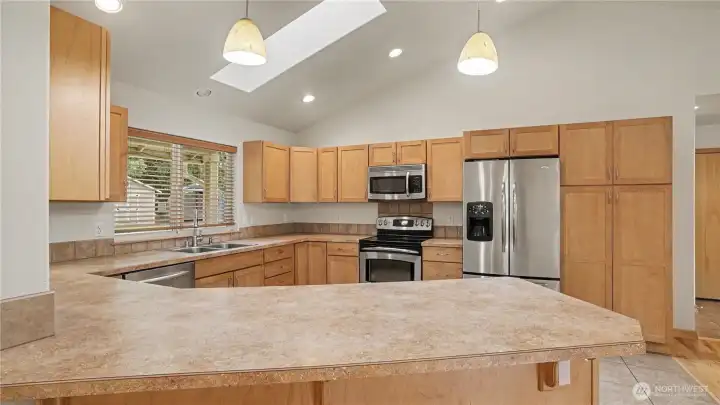 This perfectly positioned peninsula is great for casual meals & gathering.