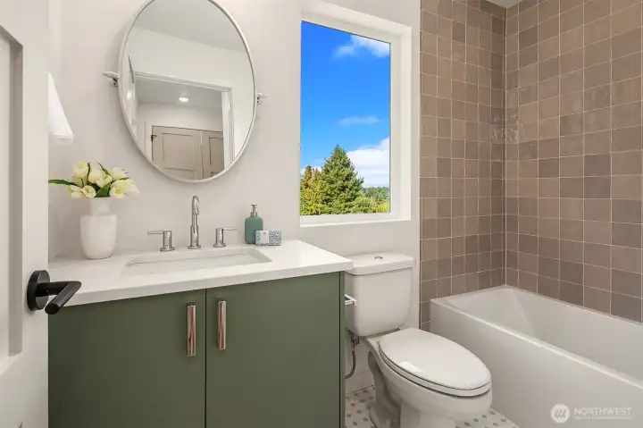 Full bathroom located adjacent to upper-level guest bedrooms. Full bathroom located adjacent to upper-level guest bedrooms.