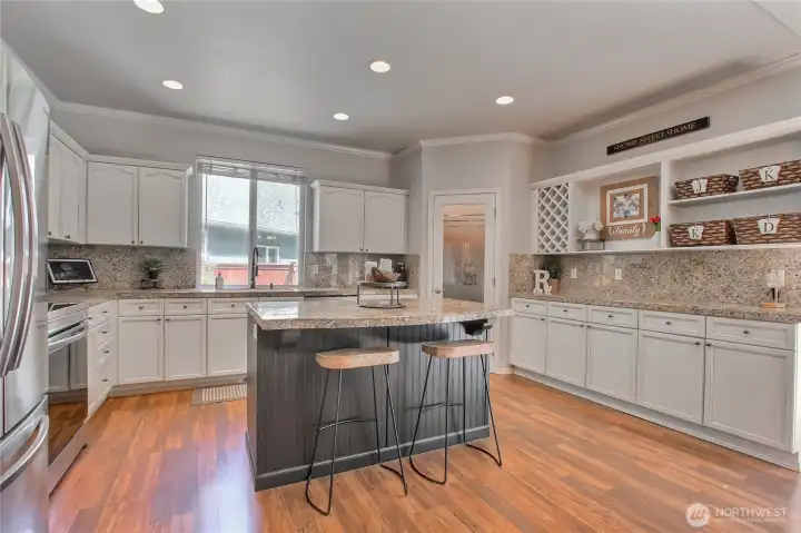 Large Kitchen w/ Island