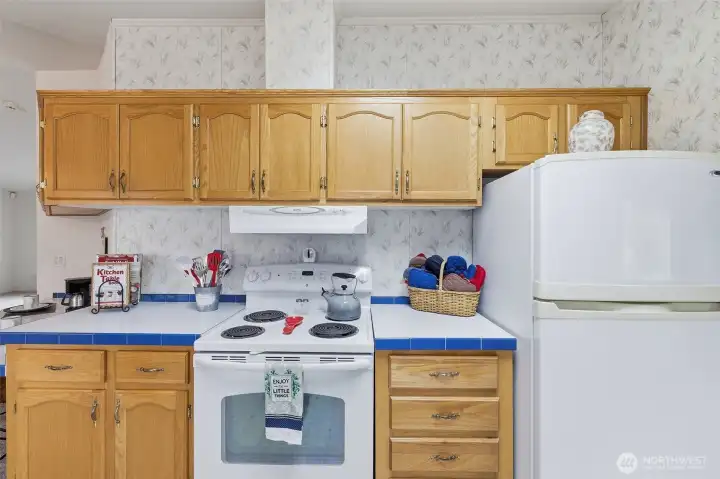 White on white kitchen appliances included for your cooking convenience.