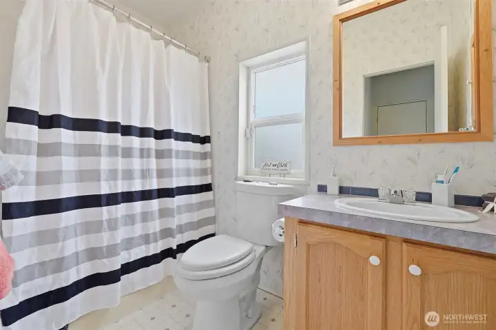 Full guest bath at south end of home. Steps away from the 2 guest bedrooms.