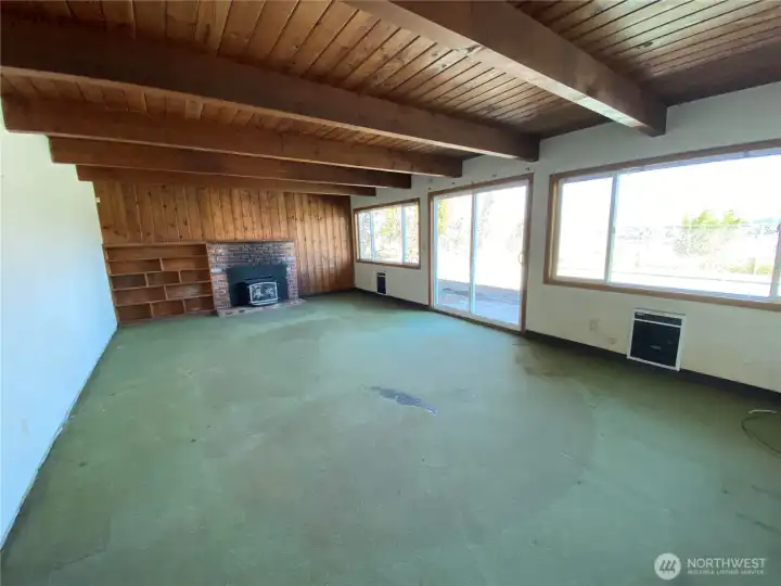 Family Room w/Fireplace Family Room w/Fireplace