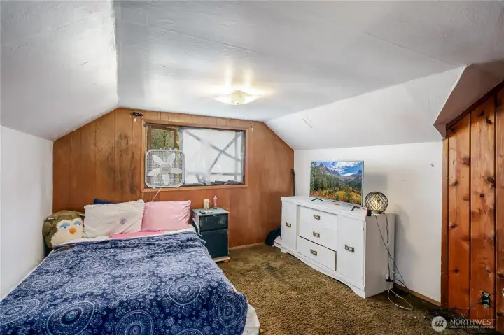 Upper level bedroom with curved ceiling