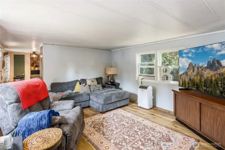 Sizeable living room area in the Manufactured home. Updated flooring, windows and paiting throught