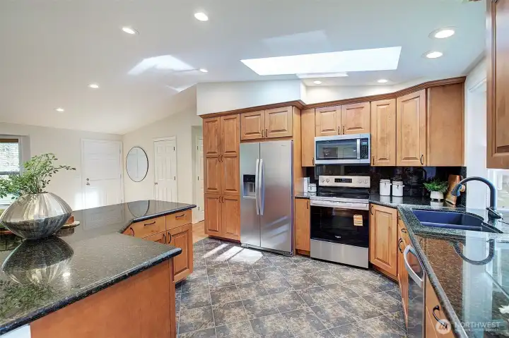 Roomy kitchen with no bottlenecks. New appliances.