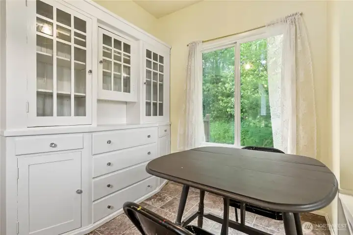 eating area w/built-in