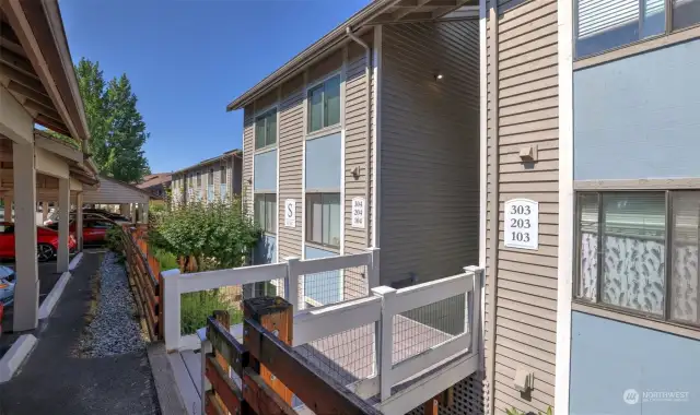 Conveniently located condo situated on Lea Hill is waiting for you to call this home!