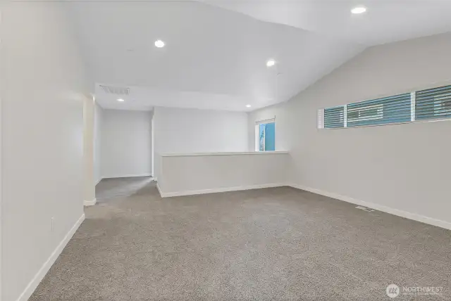 Large upstairs Bonus Room