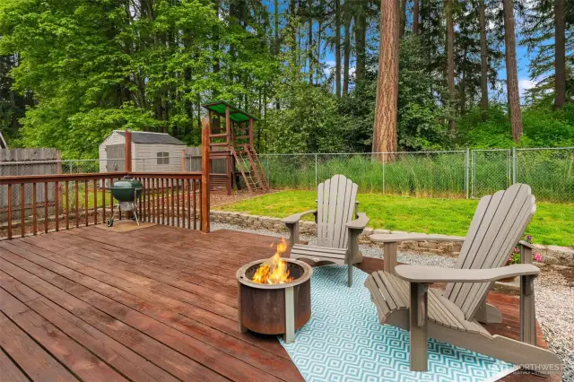 Fully fenced backyard with large deck to enjoy!
