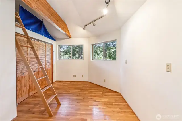 Second upstairs bedroom