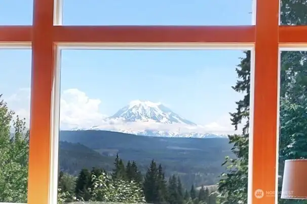 Front/center BIG VIEWS of Mt.Rainier!!