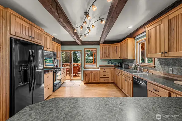 Kitchen with 2 ovens