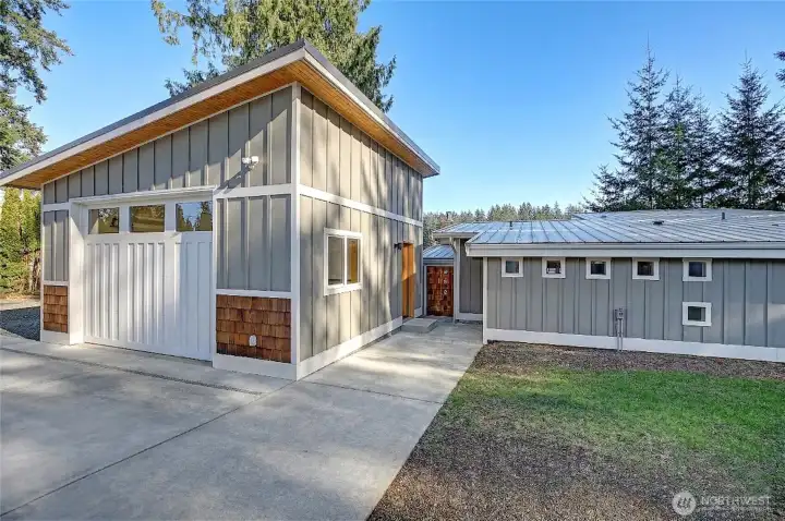 Detached, Finished and Heated Shop~