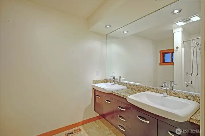 Main Bathroom w/ Dual Vanity~
