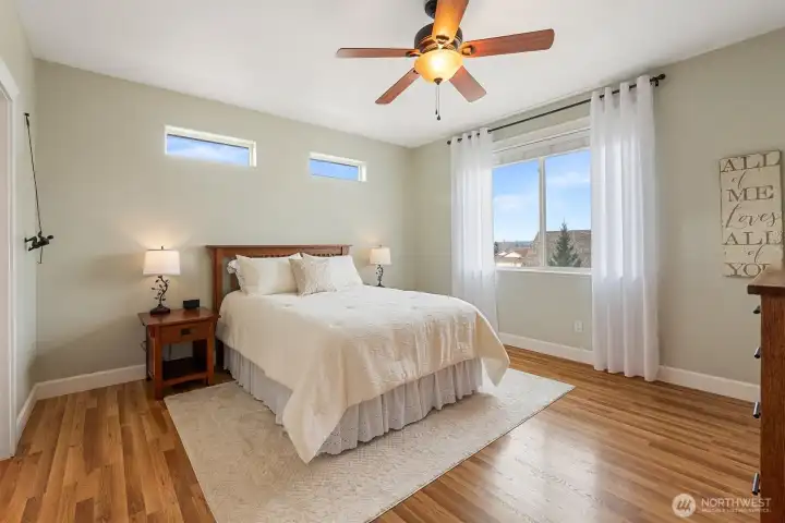 Primary suite w/ceiling fan