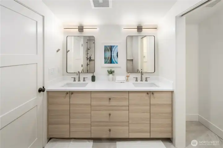 Double vanity with great storage