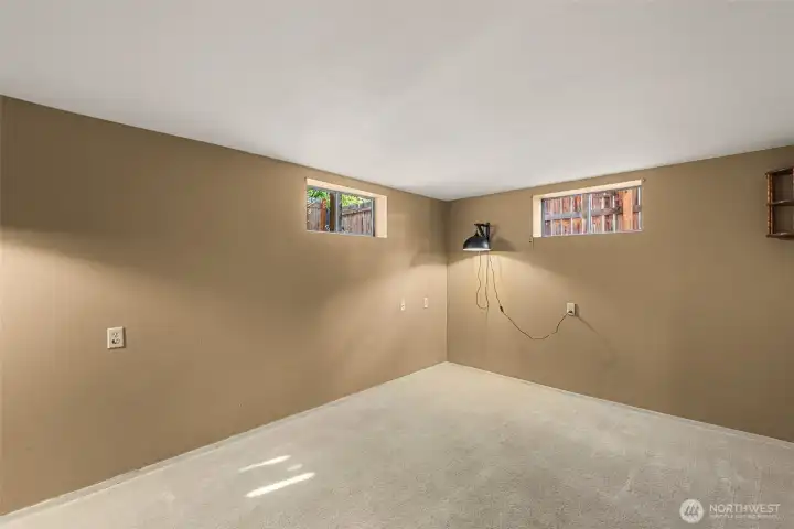 Basement bedroom w/o legal egress window