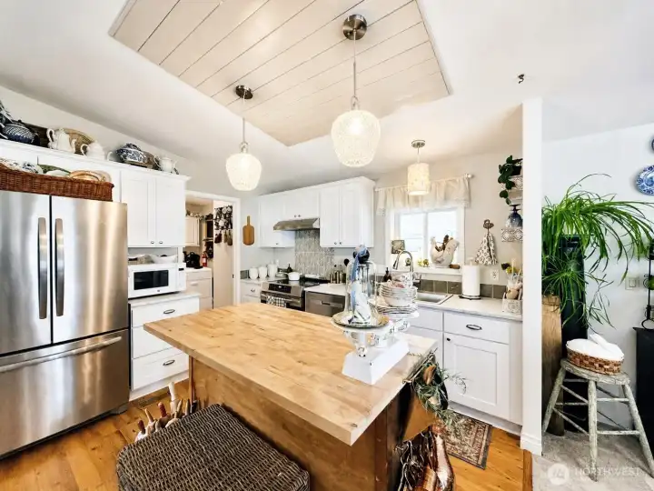 Updated kitchen, stainless steel appliances, island