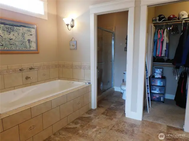 Jettied bathtub, walk in closet