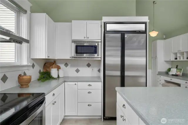 Built-in counter depth fridge freezer