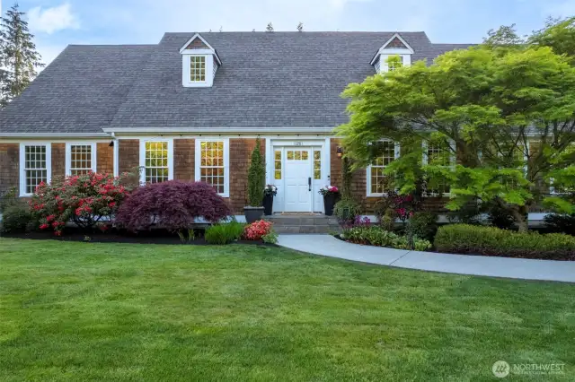 Cape cod style...welcome in...