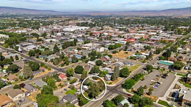3 blocks to the library, 5 blocks to two different grocery stores, 5 blocks to multiple restaurants and farmers market.