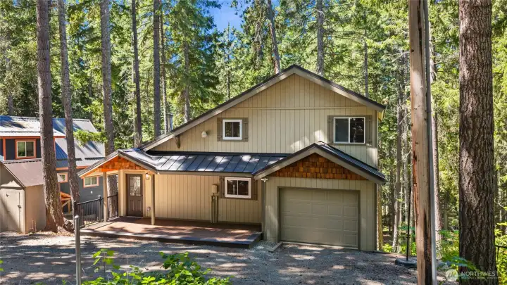 Welcome to 221 Lakedale Drive in Pineloch Sun!