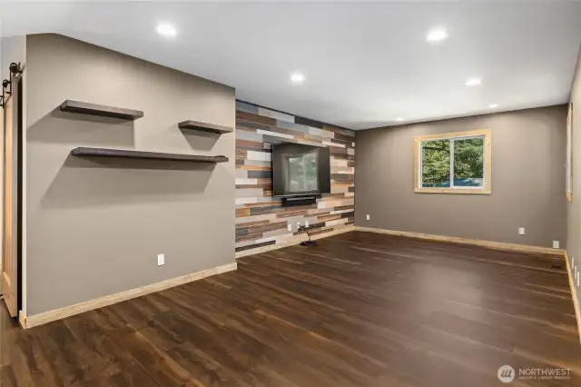 Another view of the upstairs bonus space.