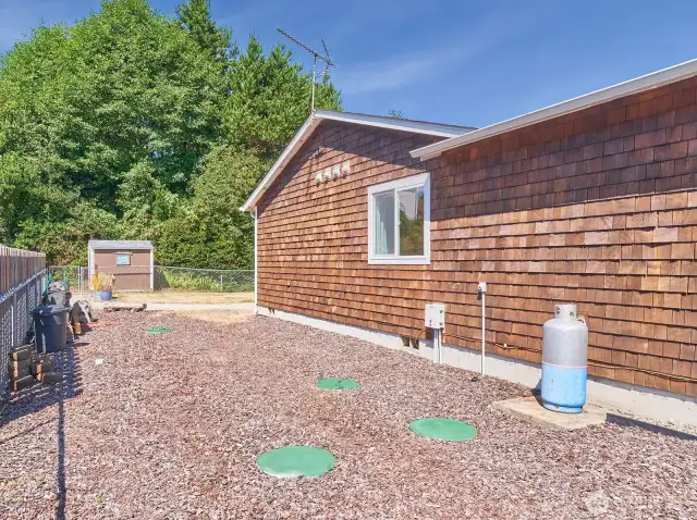 Ample side yard