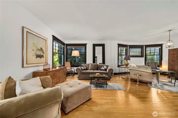 Grand-Piano-Szed living room