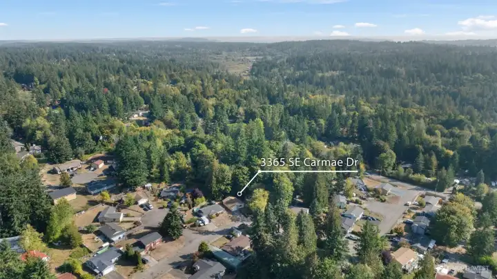 Only minutes to Hwy 16, Southworth Ferry, shopping and schools.