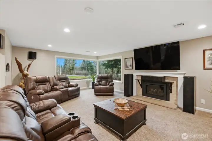 Main Fl Living room panoramic windows