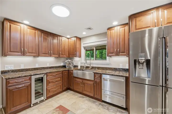 Main fl kitchen wine fridge, dbl dishwashers, farm sing