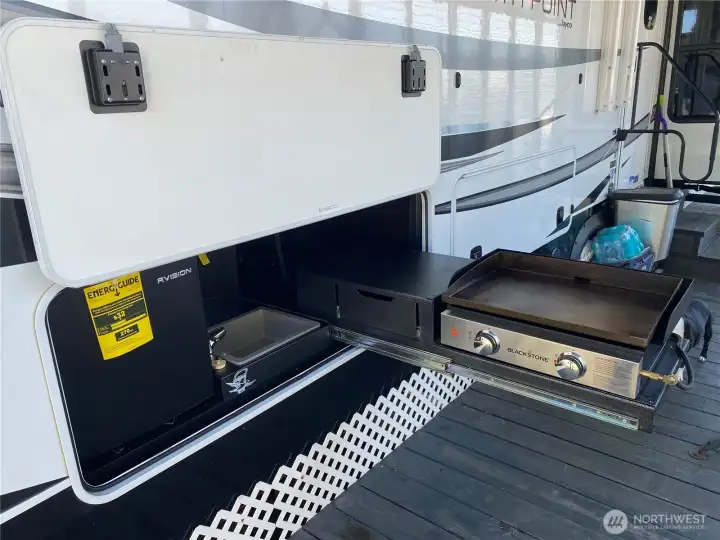 BlackStone pull-out stove with wash sink.