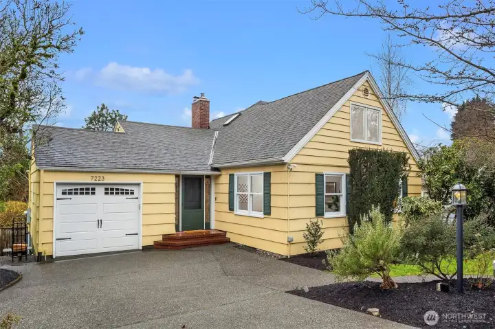 Welcome to the Rock Block! A beautiful neighborhood with great schools and neighbors! They regularly get together for Friday ‘rocktails’! Beautiful, mature landscaping welcomes you home!