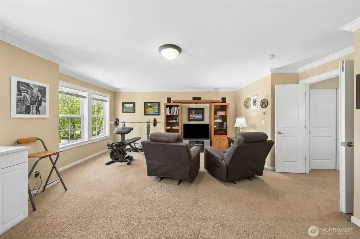 Large bonus room with closet, could be 5th bedroom