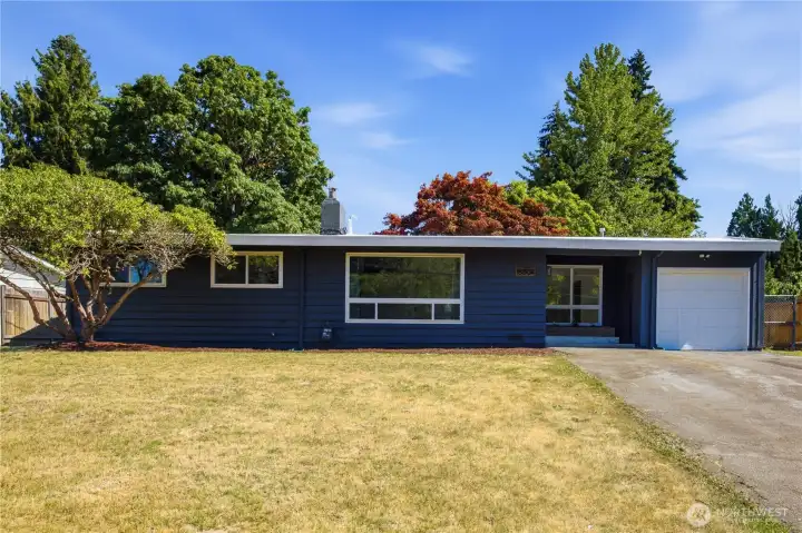 Large front yard & plenty of driveway parking