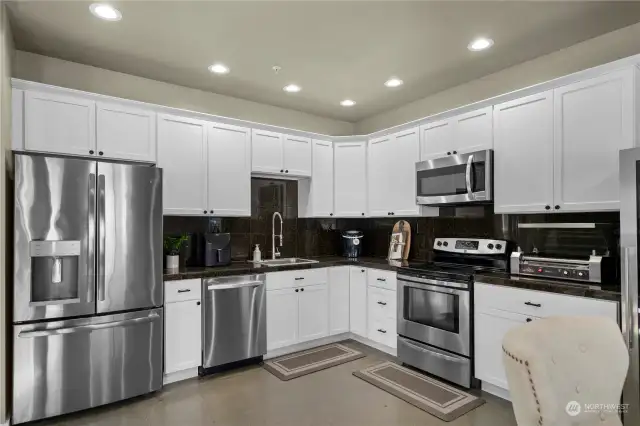 Beautifully remodeled full kitchen with new cabinets, countertops, stainless steel appliances. Such an amazing space to host your pool parties.