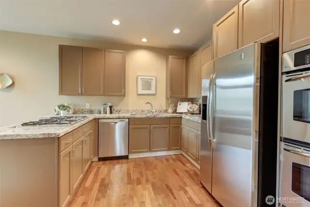 Functional u-shaped kitchen makes cooking a breeze. Granite countertops and stainless steel appliances.