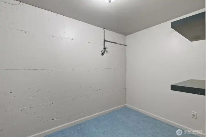 STORAGE/STUDIO/TIMEOUT ROOM... YOU DECIDE