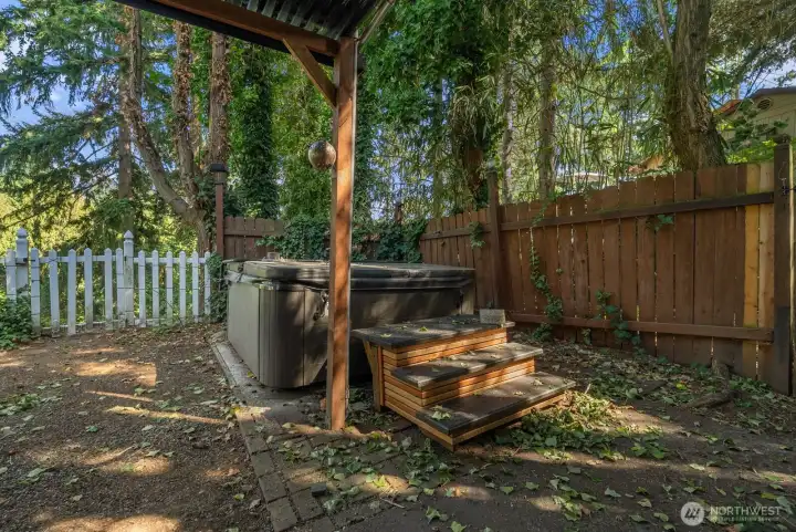 HOT TUB IS ONLY A YEAR OLD.  LAKE IN THE SUMMER... HOT TUB FOR THE WINTER!