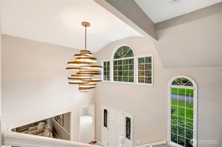 This sculptural chandelier transforms the entry into a work of art, casting a soft, golden glow across the double-height foyer. Paired with expansive windows and refined architectural lines, it creates an unforgettable first impression.